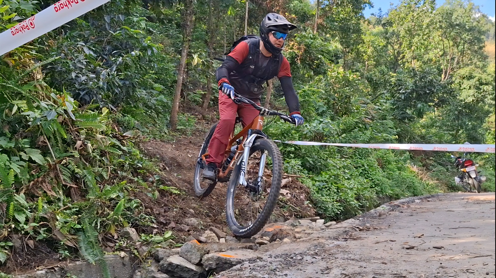 पोखरामा आठ देशका माउन्टेन बाइक प्रेमीको अन्तर्राष्ट्रिय इन्डुरो रेस