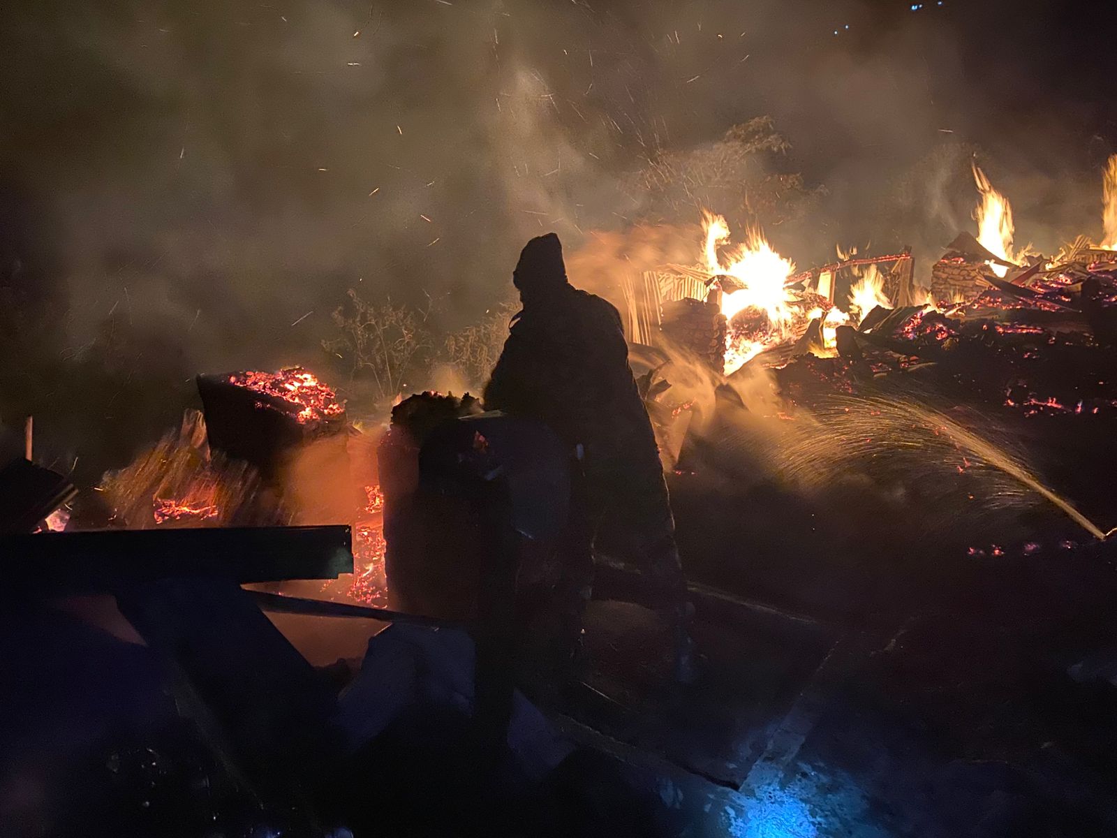 ताप्लेजुङको तेम्बा बजारका चार घर जले