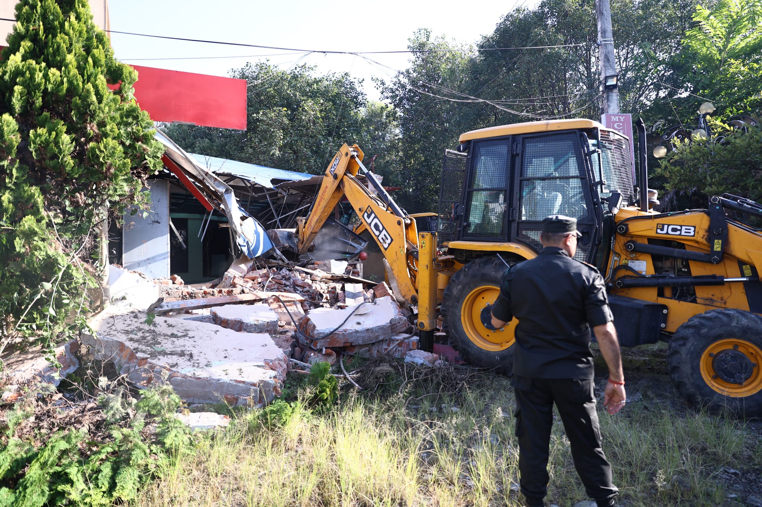 कांग्रेस नेता खड्काले स्काउटको जग्गामा बनाएको संरचनामा महानगरले चलायो डोजर