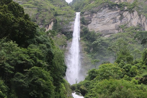 पर्यटकको रोजाइमा फुङ्फुङ्गे झरना