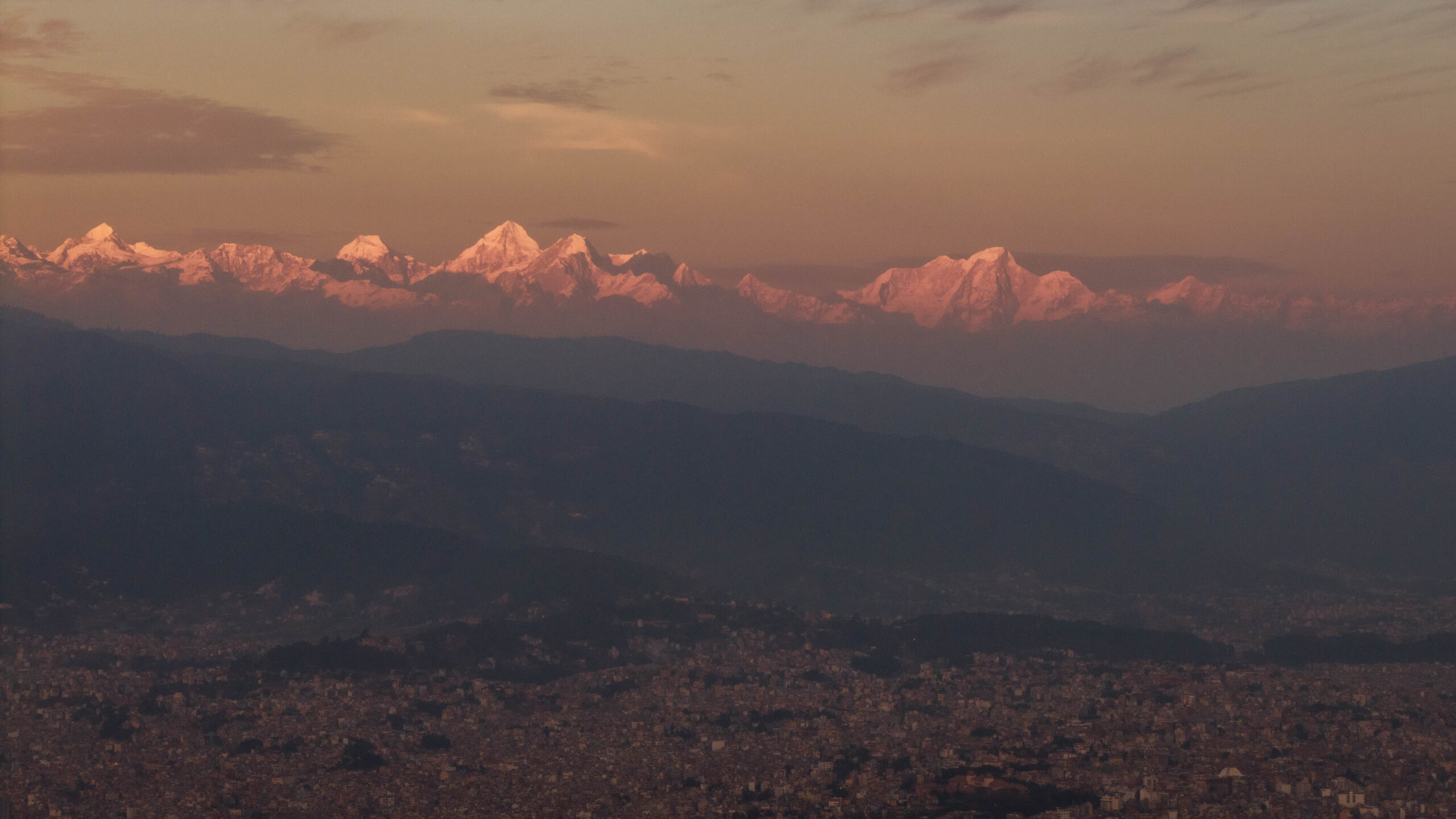 गोधूलि साँझमा रङ्गीन आकाश, सूर्यको किरणले चम्किएका हिमाल [१२ तस्बिर]
