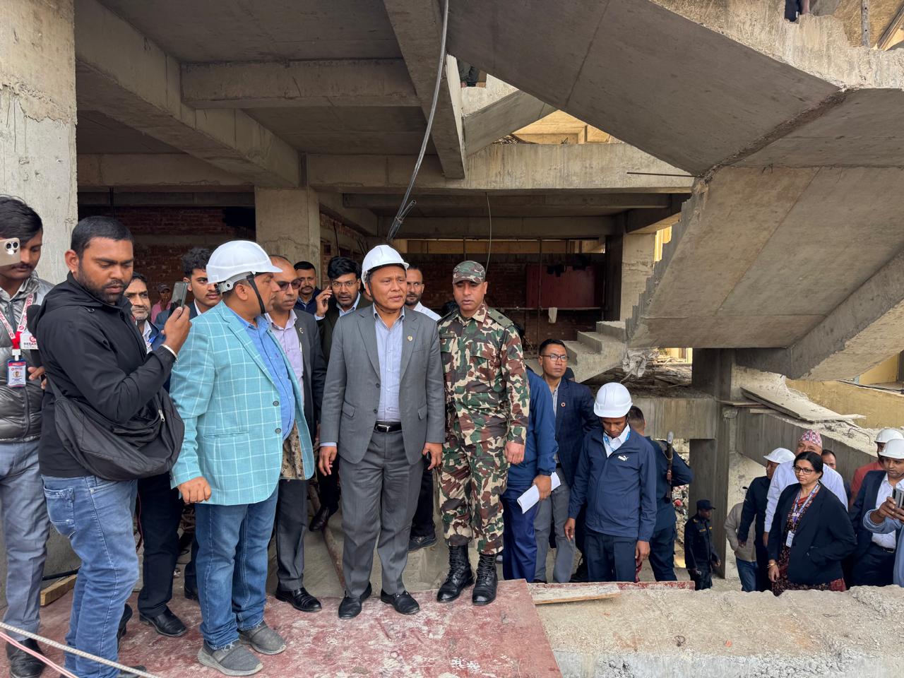 कोसी अस्पताल भवनको निरीक्षणपछि मन्त्रीको निर्देशन- तीन सिफ्टमा काम गर्नू‚ समयमै निर्माण नसके कारबाही