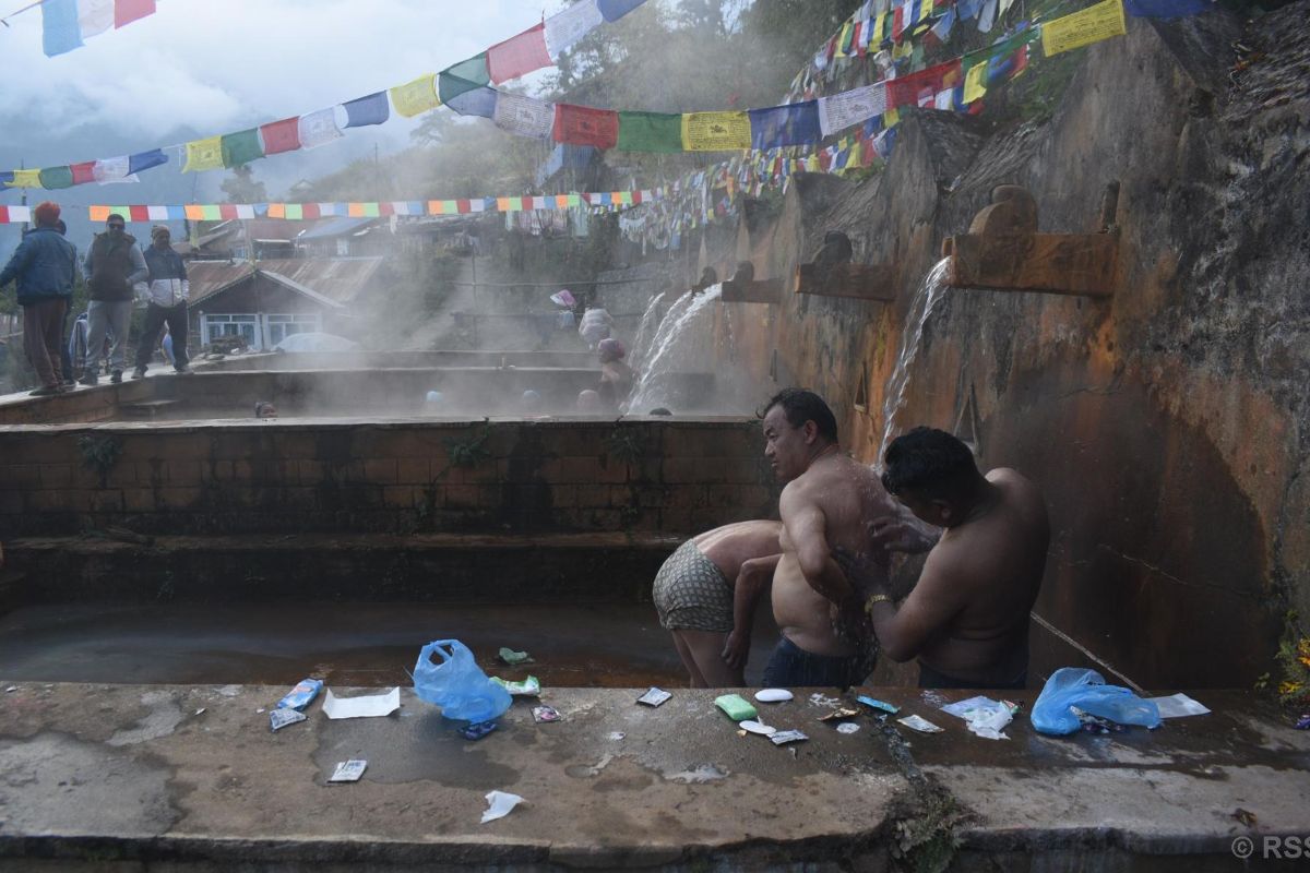 आमाछोदिङस्थित चिलिमे तातोपानीमा पुनःस्नान गर्नेको घुइँचो