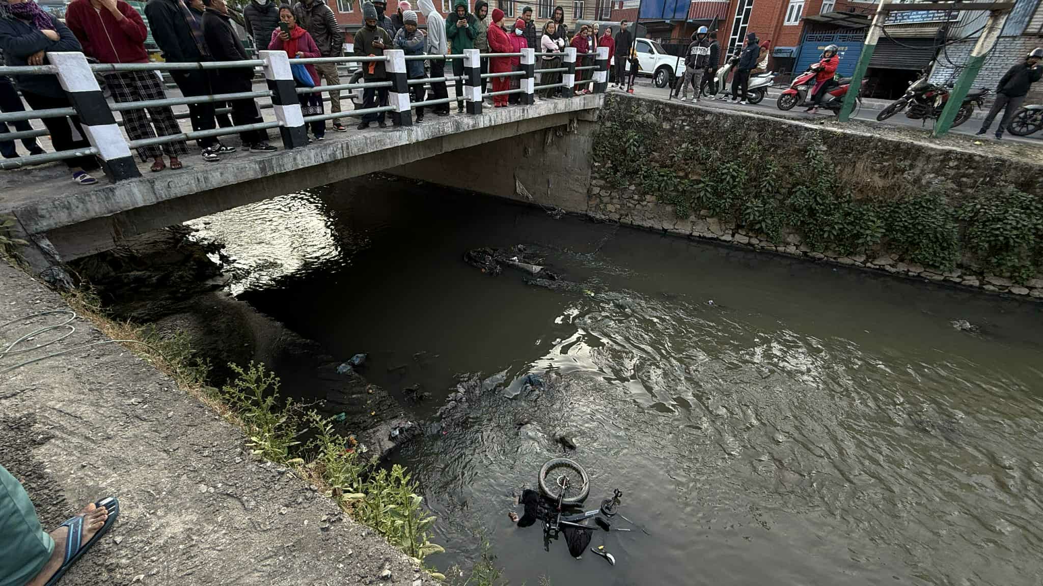 धोबीखोलामा साइकलसहित एक युवक मृत भेटिए