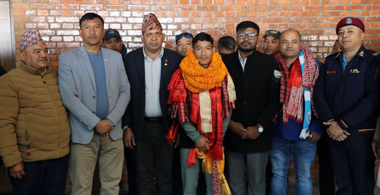 स्वदेश फर्किए विश्व बक्सिङका पदक विजेता चन्द्र‚ विमानस्थलमा स्वागत