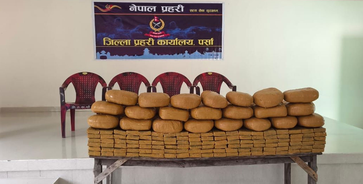 ट्रकको फल्स बटम फोड्दा निस्कियो २४० केजी चरेस, दुई युवक पक्राउ