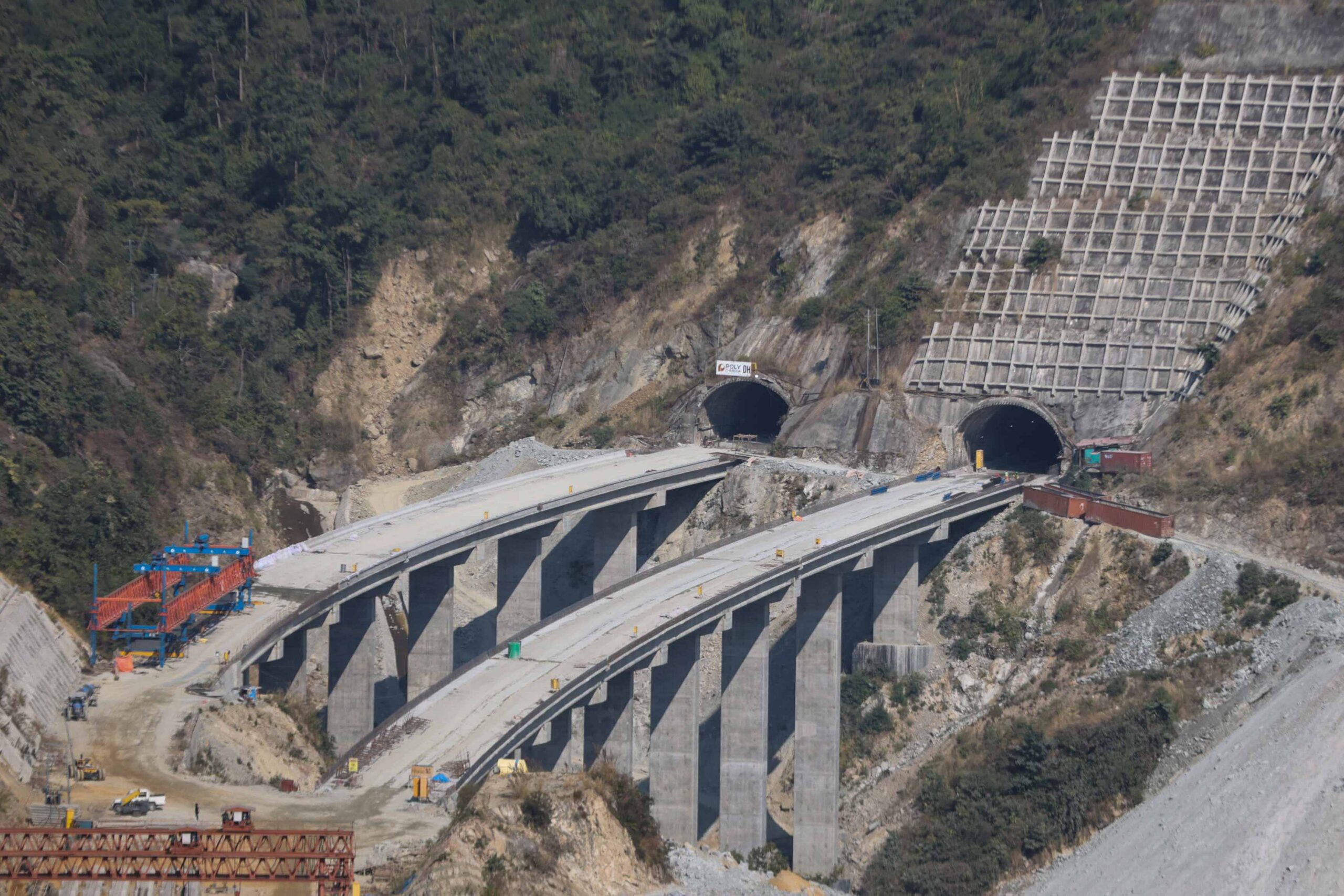 तराई–मधेस द्रुतमार्ग लेनडाँडामा नेपालकै अग्लो भूकम्प प्रतिरोधी पुल निर्माणाधीन