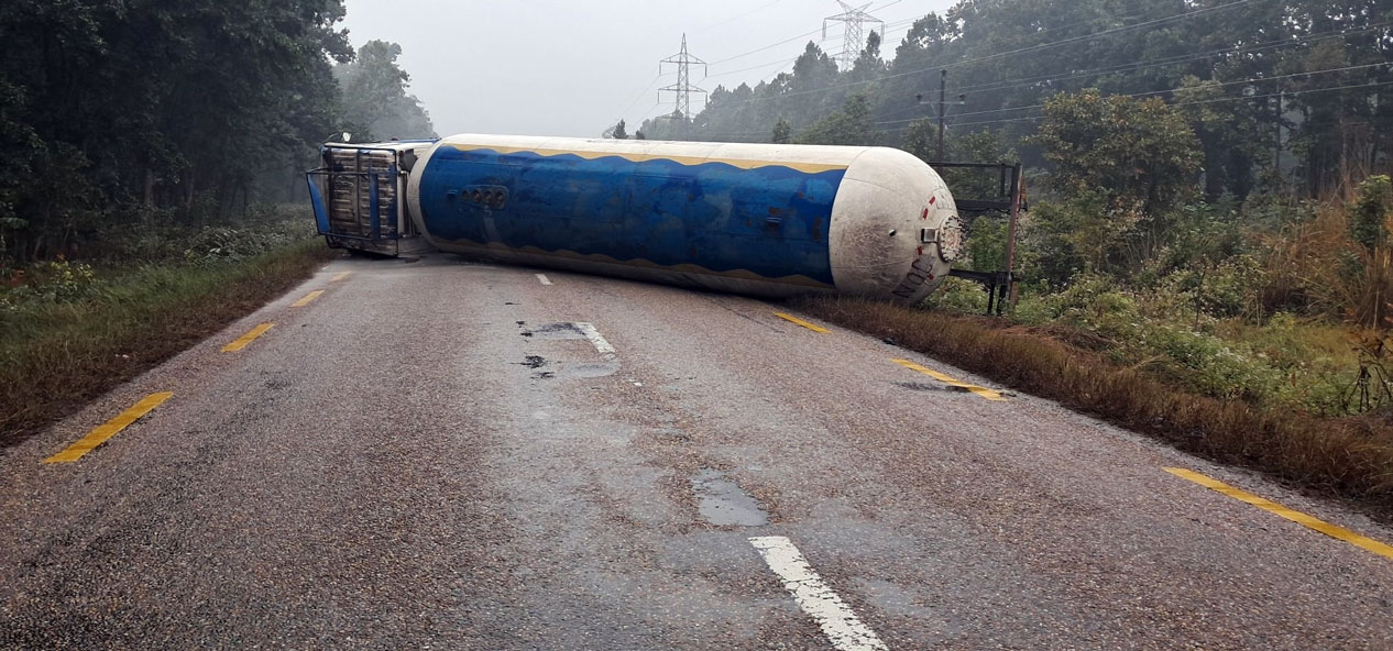 ग्यासको बुलेट उठाउन सकिएन‚ राजमार्ग अझै अवरुद्ध