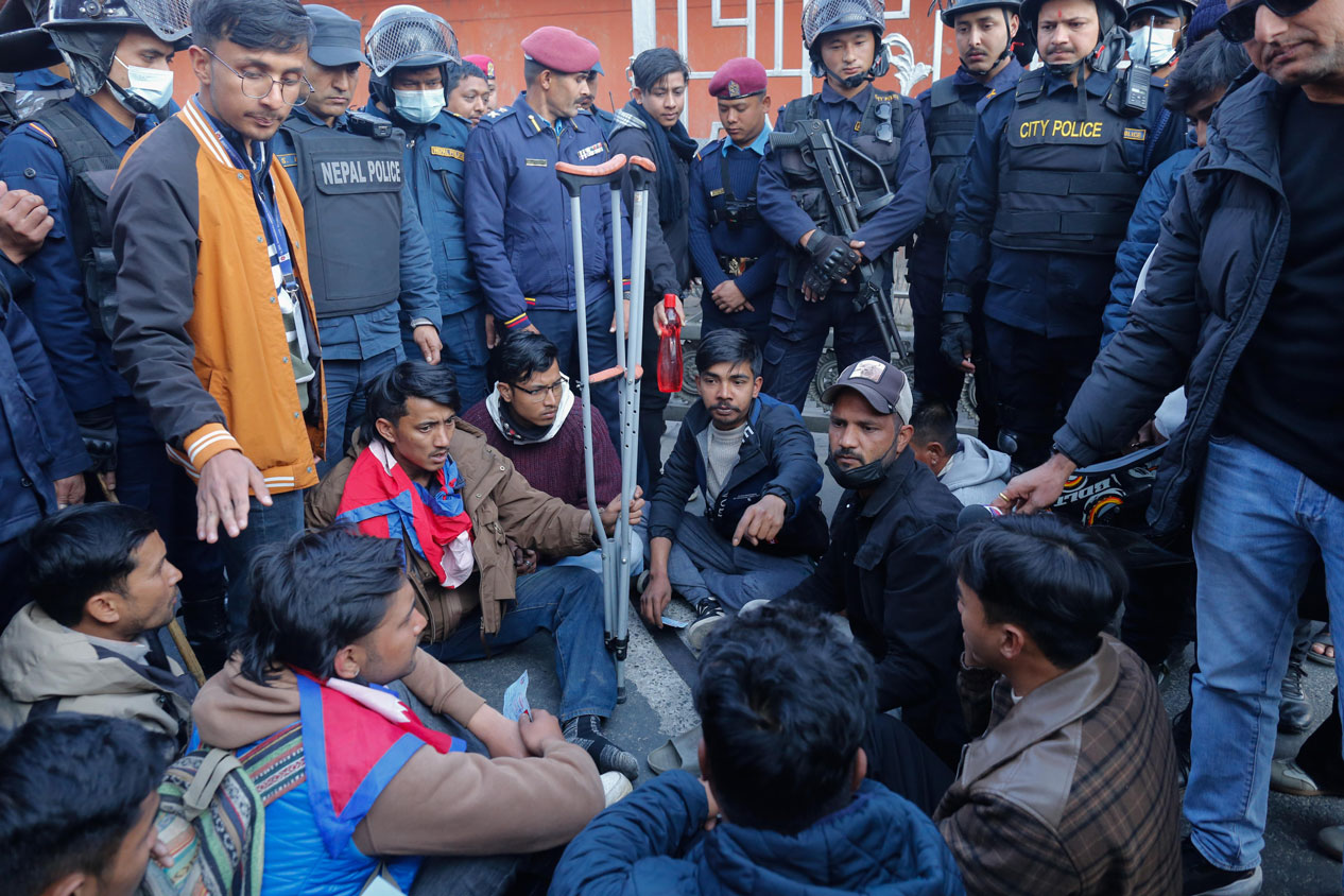 सिंहदरबार छिर्न नपाएपछि… [फोटो फिचर]