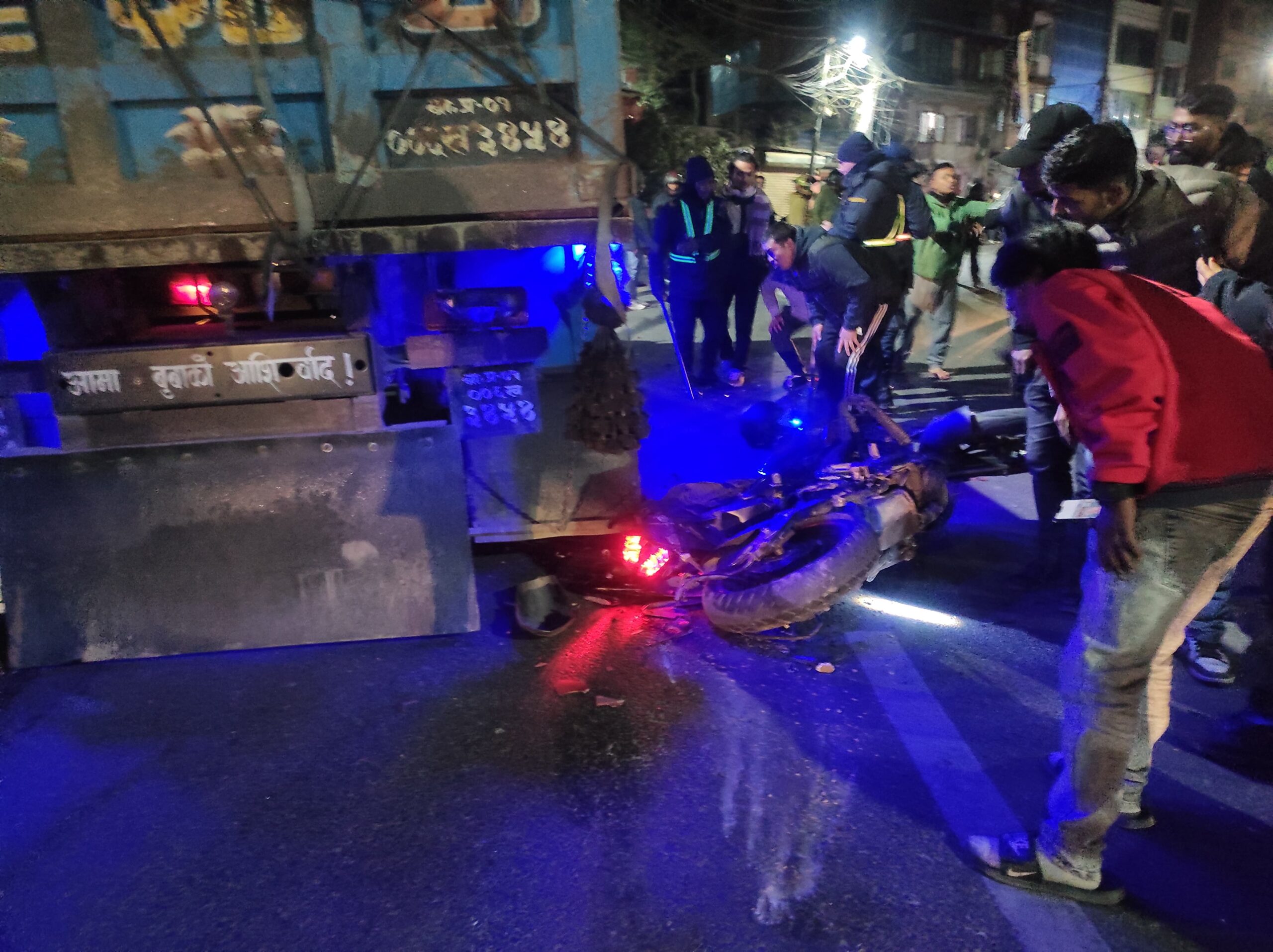 बालाजुमा टिपरले मोटरसाइकललाई ठक्कर दिँदा एक जनाको मृत्यु