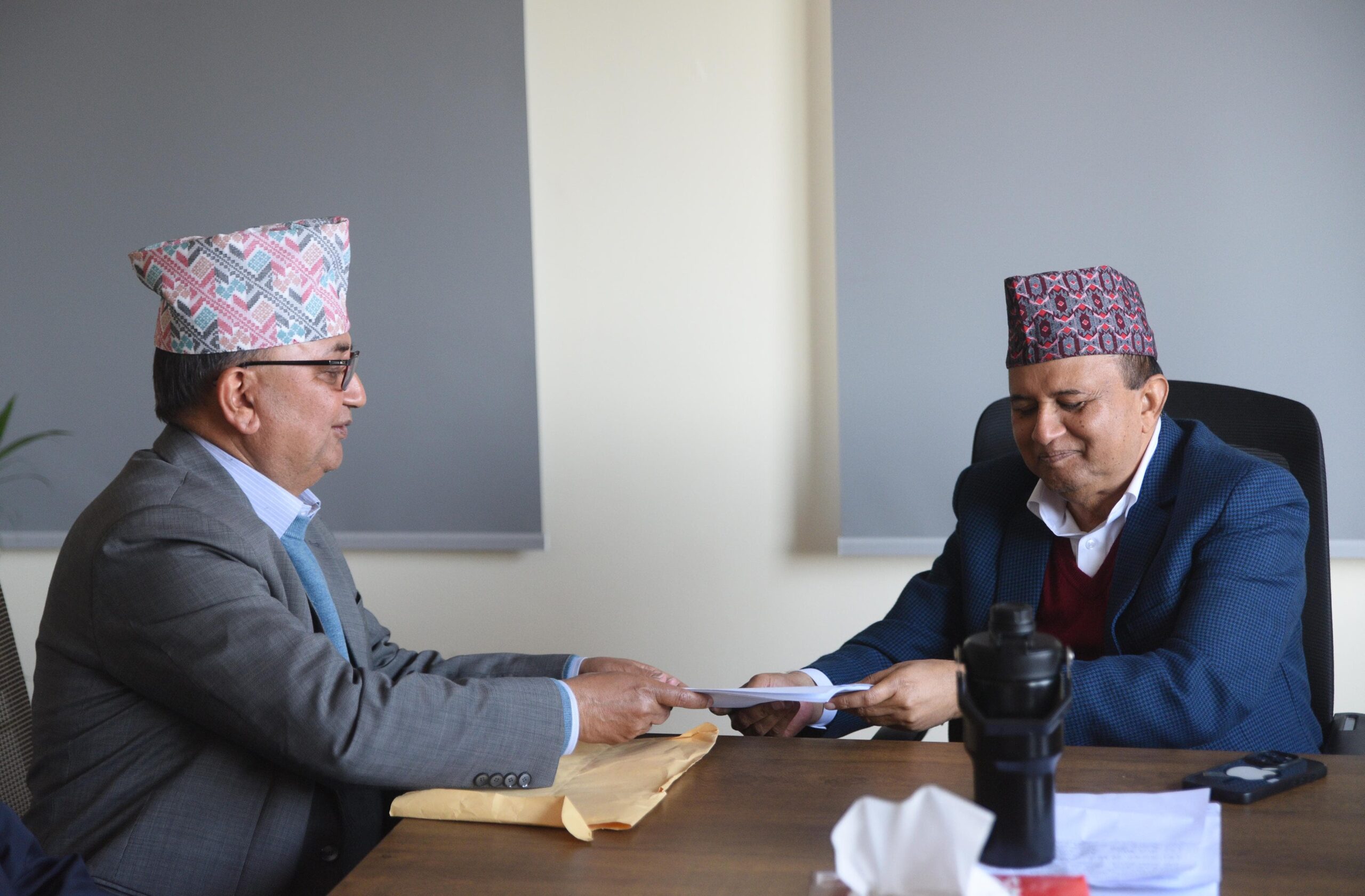 मुख्यालय गएनन् ओली‚ वरिष्ठ उपाध्यक्षले महासचिवलाई बुझाए ‘महाधिवेशन दस्ताबेज’