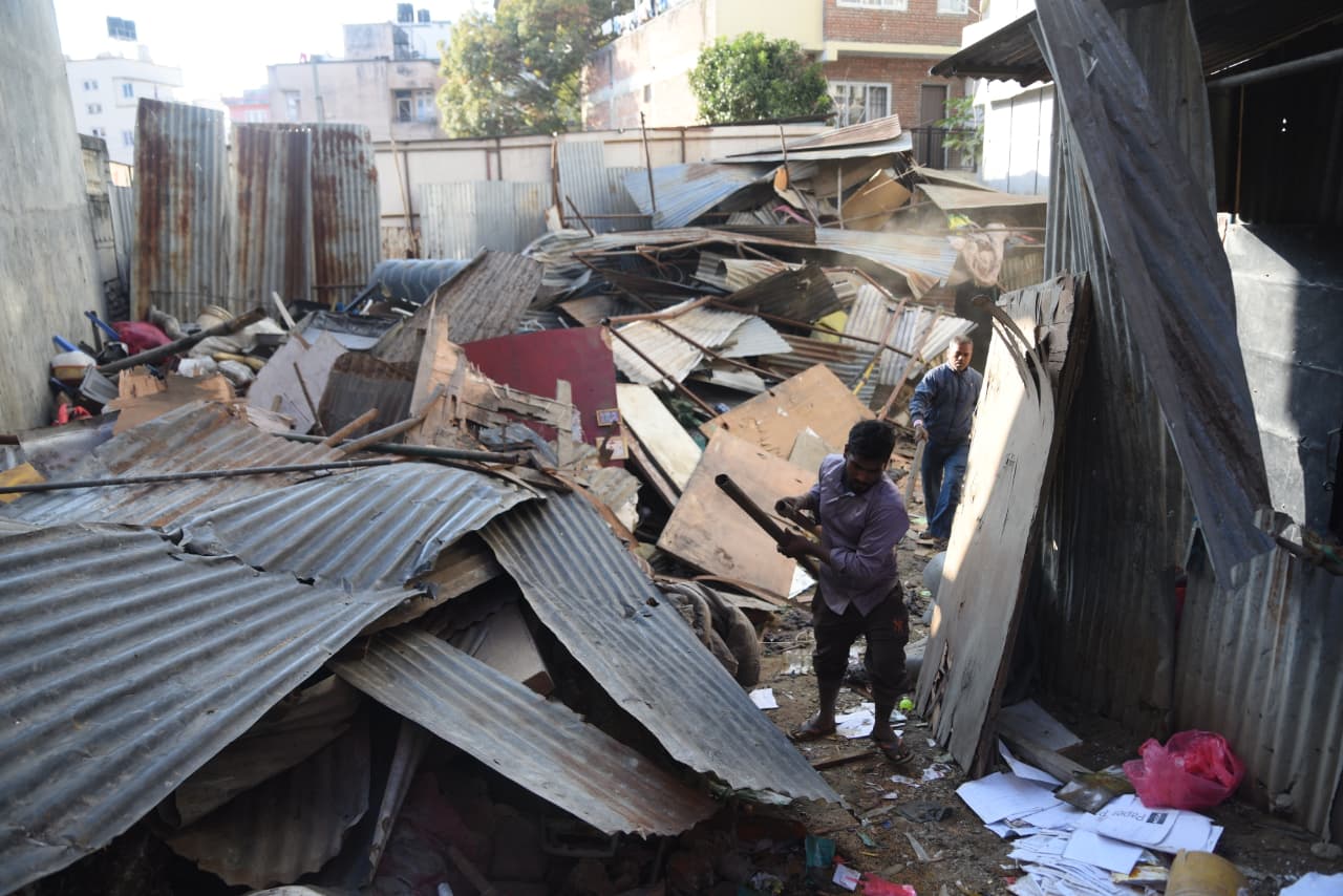 कबाडी संकलन केन्द्रमा महानगरको डोजर [फोटो फिचर]