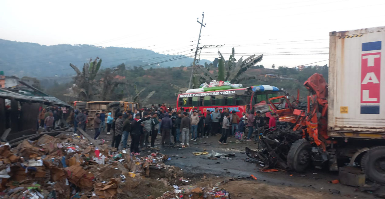 चालिसेमा सातवटा गाडी ठोक्किँदा ३५ जना घाइते