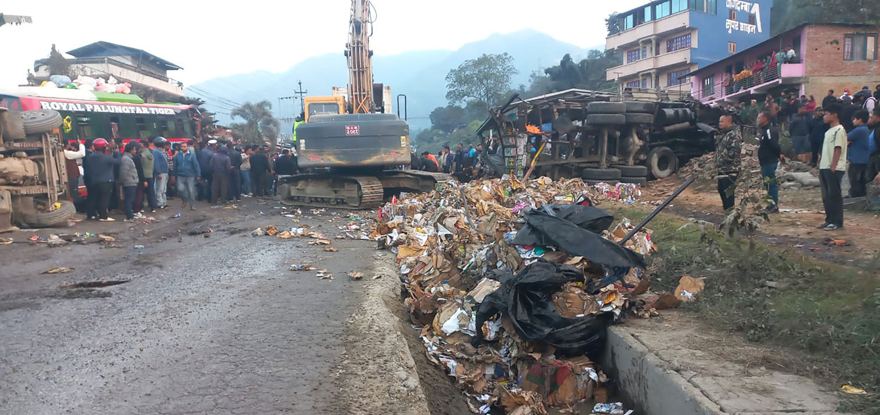 धुनीबेँसीमा एकैपटक चार बस‚ दुई ट्रक र एउटा मोटरसाइकल ठोक्किएपछि…