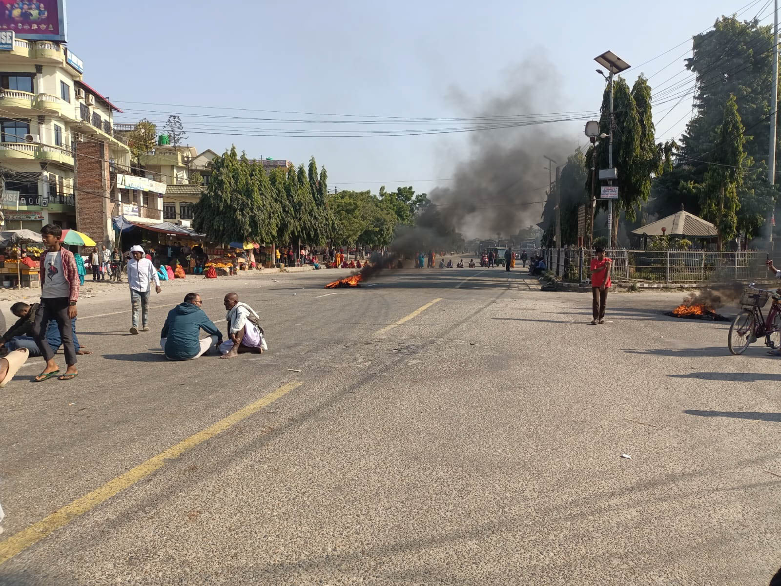 बसको ठक्करबाट नागेन्द्रको मृत्युपछि पूर्वपश्चिम राजमार्गमा आफन्तको प्रदर्शन [फोटो फिचर]