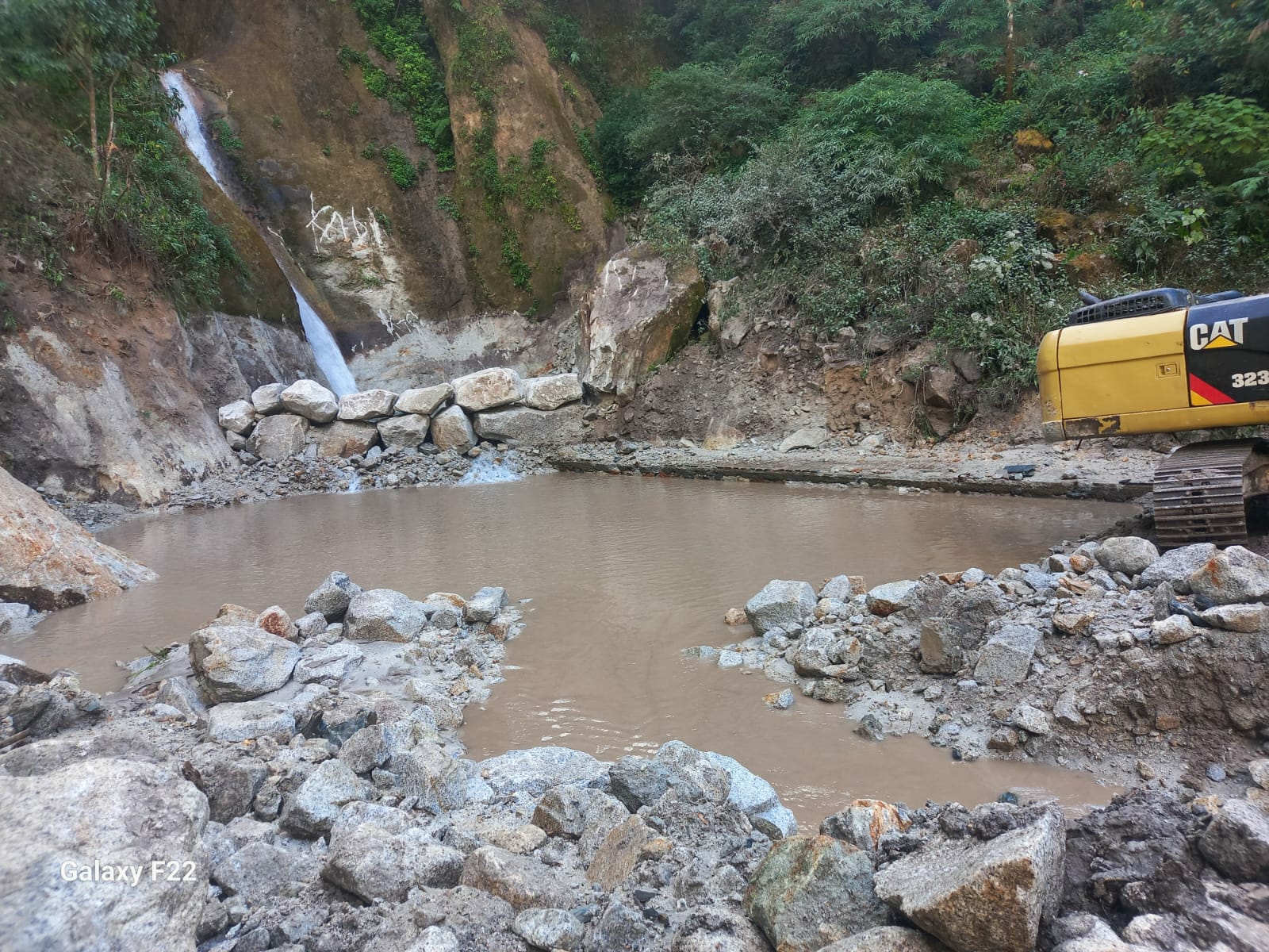 बाढीले क्षति पुर्याएको तीनतले झरनालाई पुरानै लयमा फर्काइँदै