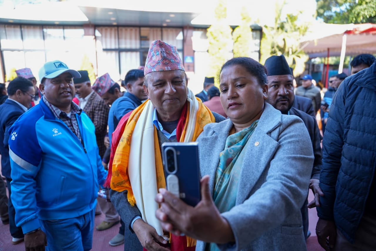 एमाले नयाँ नेतृत्वको पहिलो बैठकअघिको माहोल [फोटो फिचर]