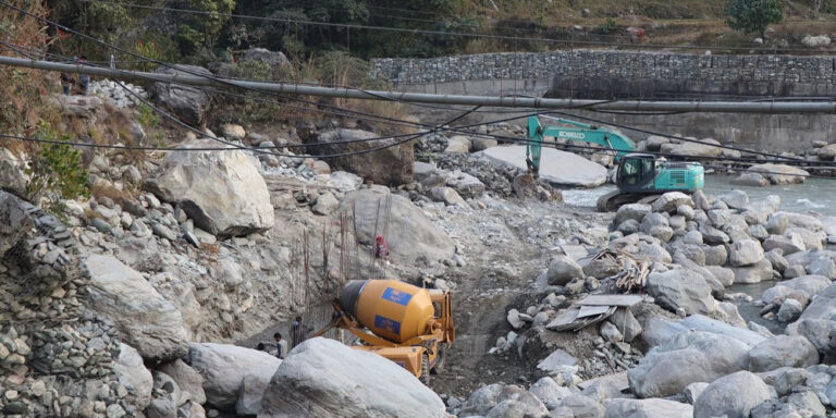 गायत्री मन्दिर  क्षेत्रमा कटान रोकथाम  गर्न काम थालियो