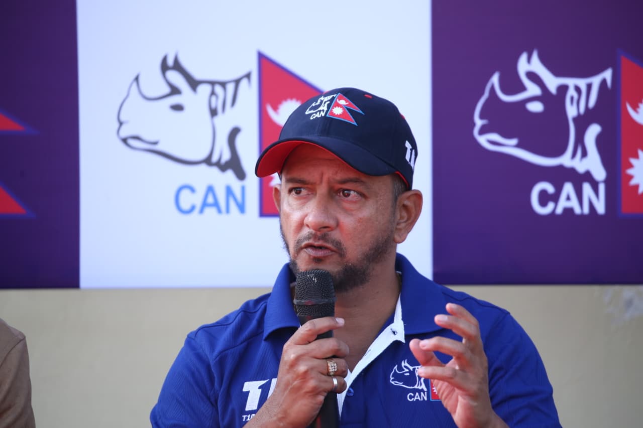 तस्बिरमा मिडियासँग हर्षल पाठकको अन्तर्क्रिया