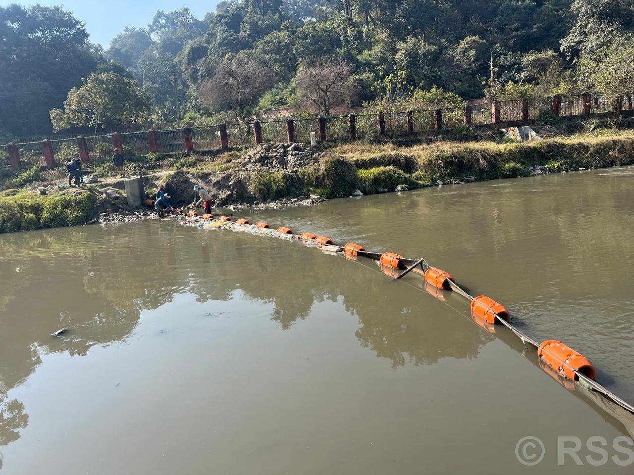 वाग्मतीमा तैरिने फोहर पदार्थ सङ्कलन गर्न ‘ट्रास बेरियर’