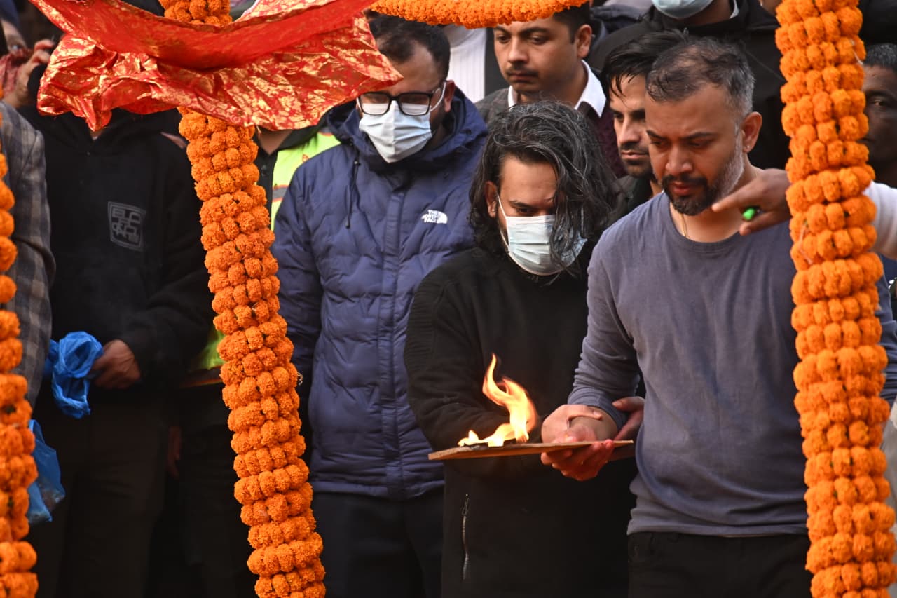 काठमाडौँका मेयर बालेनका बुबाको पशुपति आर्यघाटमा अन्तिम संस्कार [तस्बिरसहित]