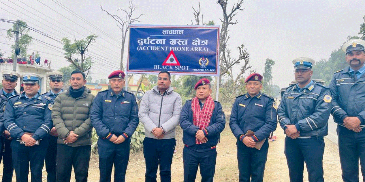कञ्चनपुरमा सवारी दुर्घटना न्यूनीकरणका लागि ‘ब्ल्याक स्पोट’ बोर्ड