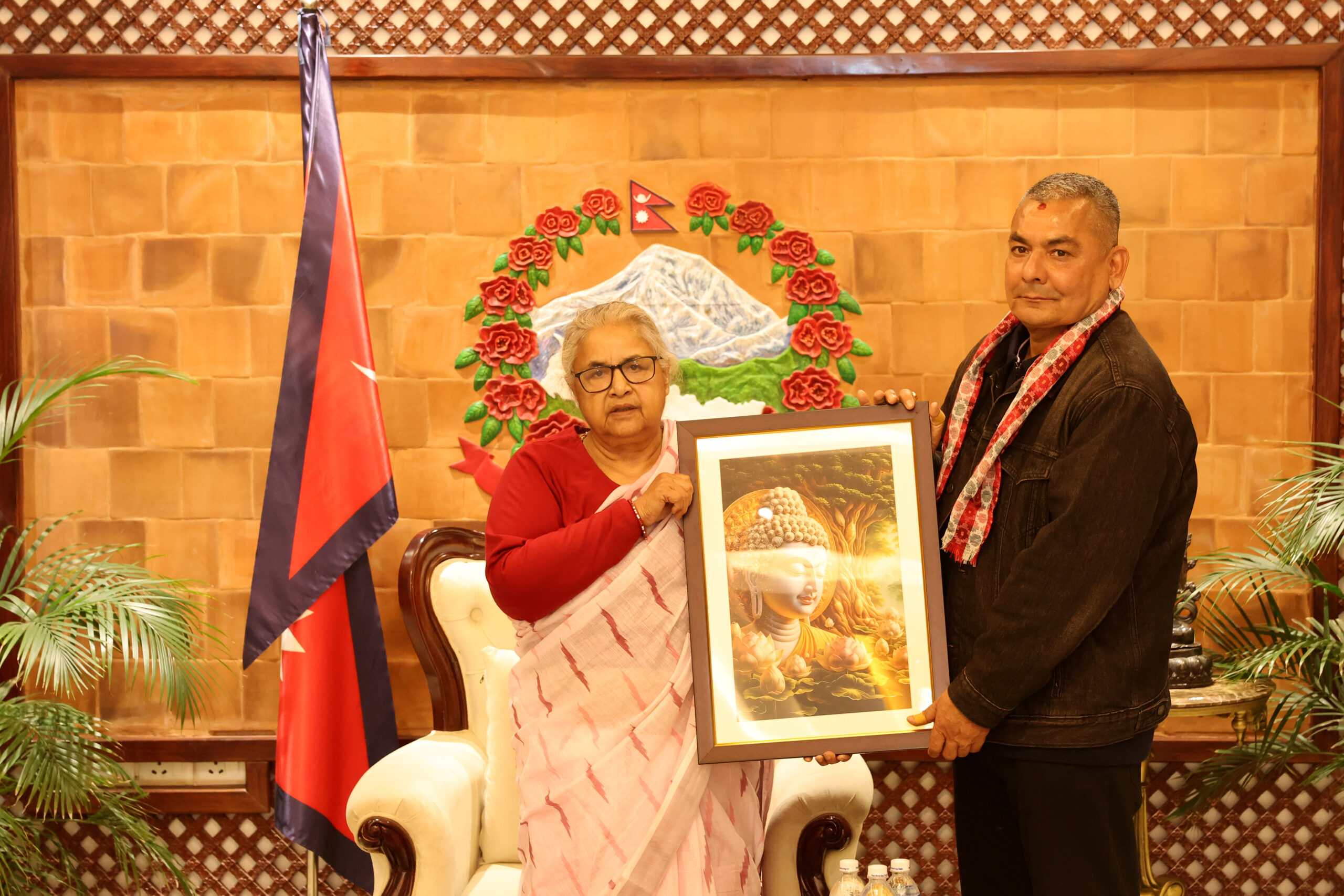 निर्वाचनमा सहयोग गर्न आग्रह गर्दै दुर्गा प्रसाईलाई प्रधानमन्त्री कार्कीले दिइन् गौतम बुद्धको फोटो उपहार