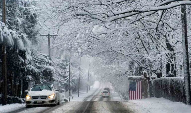 क्यालिफोर्नियामा आँधीका कारण भएको भारी वर्षा र हिमपातले सर्यौँ विस्थापित