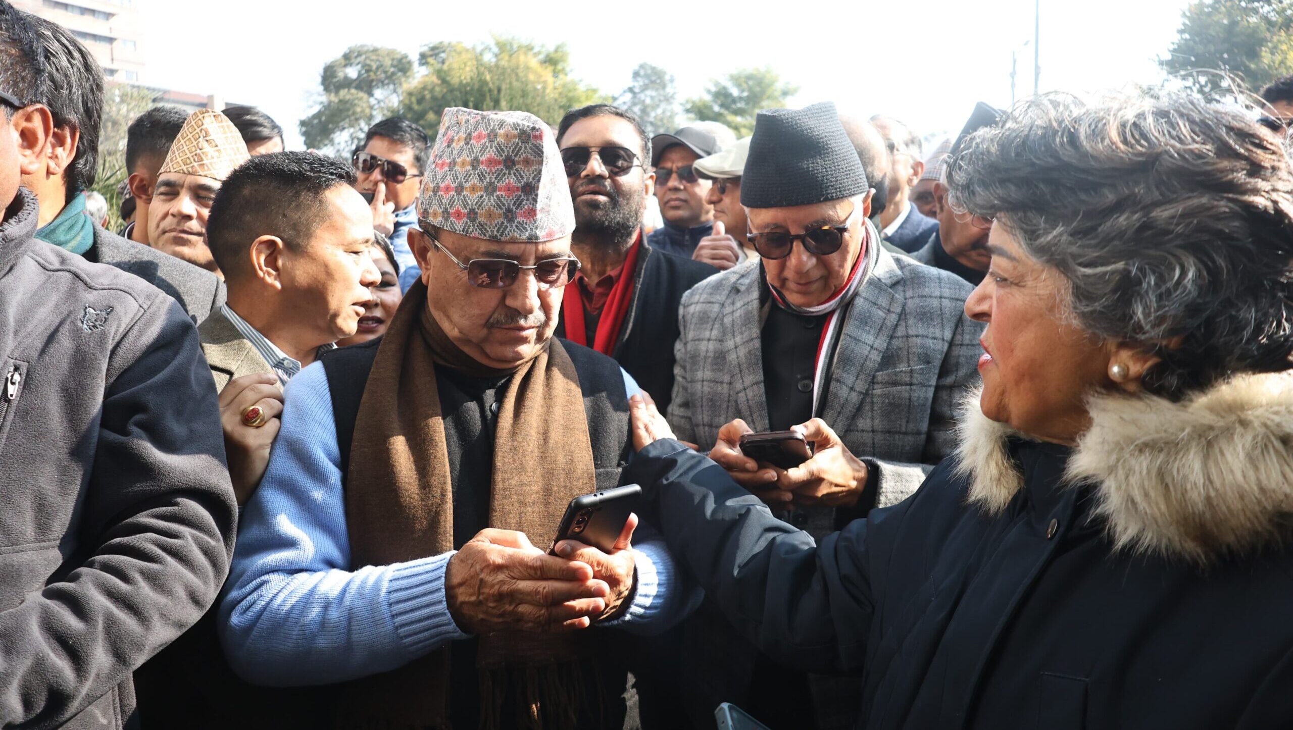 देउवा पक्षका नेताहरू पुगे निर्वाचन आयोग