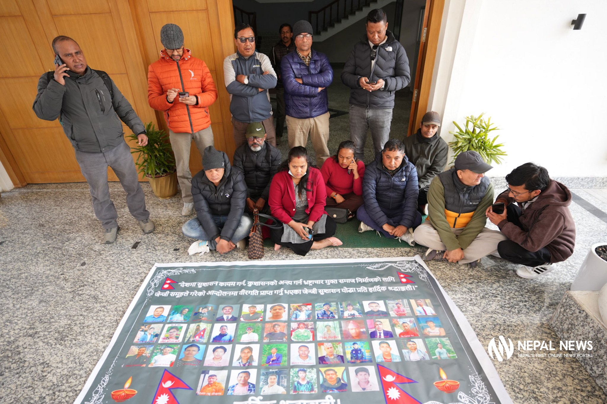 जेन-जी घाइतेहरू र शहिदहरूको परिवारले आफ्नो माग पूरा नभएको भन्दै प्रधानमन्त्री कार्यालयको ढोकामा धर्ना