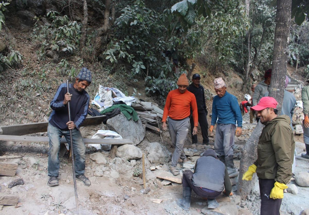 झाडीभित्र हिँड्नुपर्ने बाध्यता हटाउन व्यवस्थित पदमार्ग निर्माण सुरु