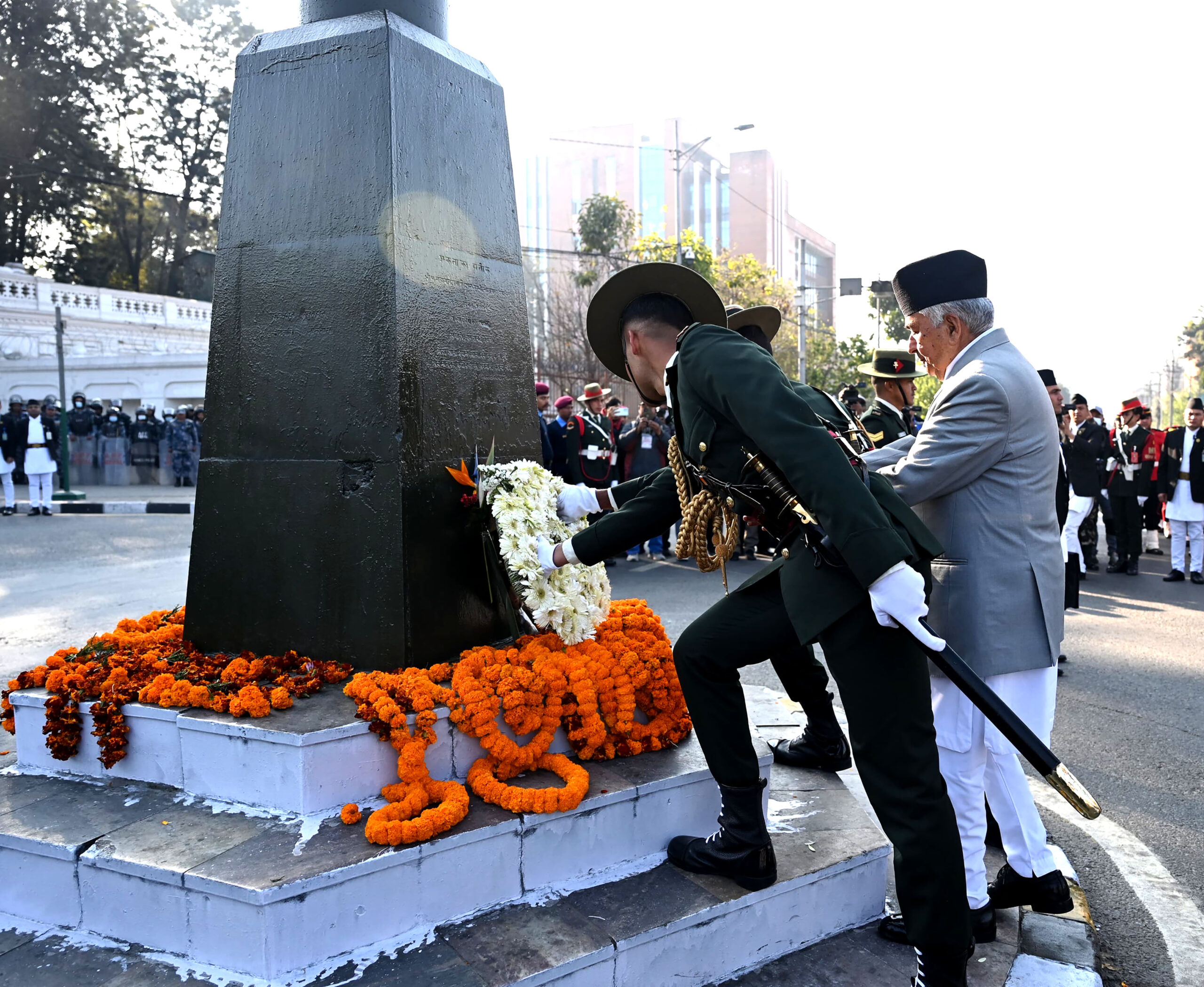 राष्ट्रपतिद्वारा राष्ट्र निर्माता पृथ्वीनारायण शाहको सालिकमा पुष्पहार अर्पण