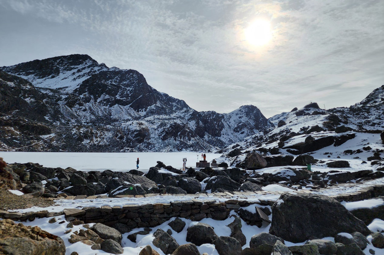 गोसाइँकुण्डमा बरफ जम्यो‚ सावधानी अपनाउन आग्रह