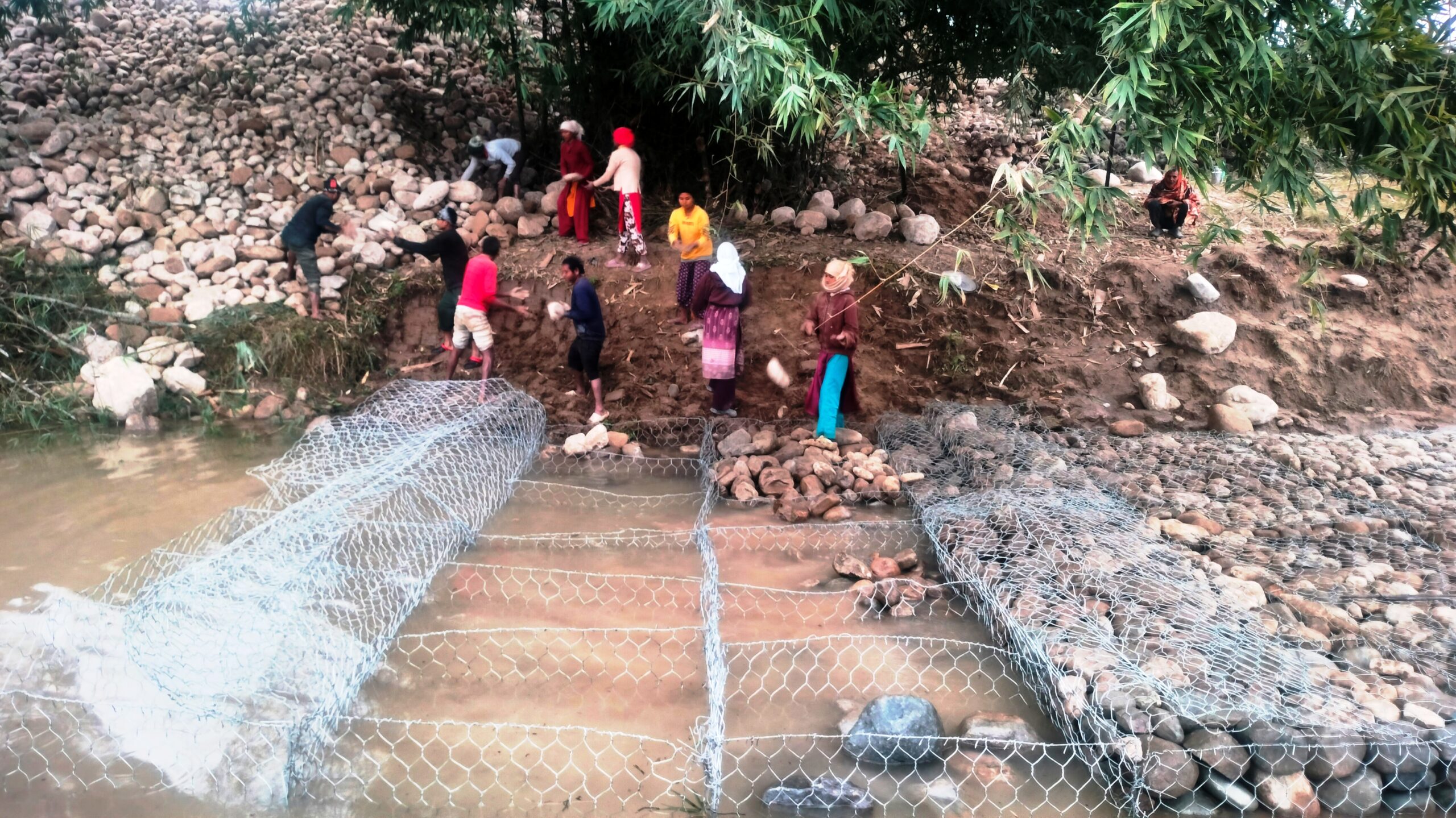 भू-क्षय रोक्न स्याली नदीमा तटबन्ध निर्माण