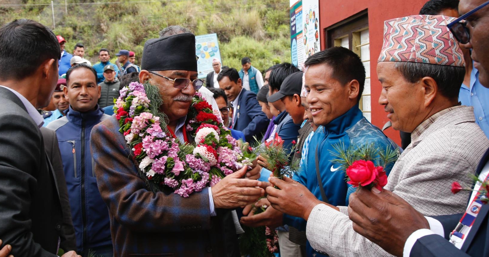 भाग्दाभाग्दै रुकुमपूर्व पुग्दै छन् दाहाल
