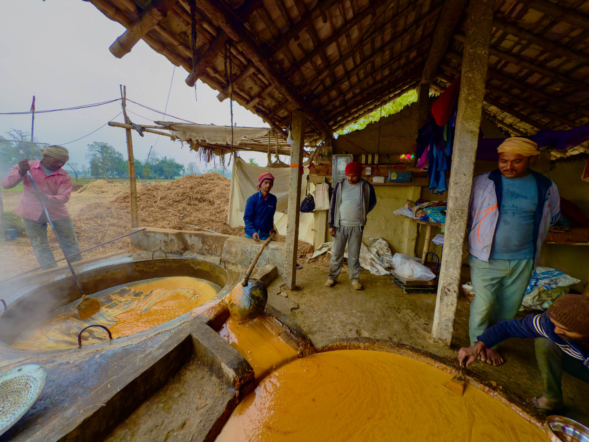 सखर बनाउने चटारोमा सर्लाहीका किसान‚ भन्छन्- चिनी मिलको उधारो ६७५ भन्दा क्रसरको नगद ६०० नै प्यारो