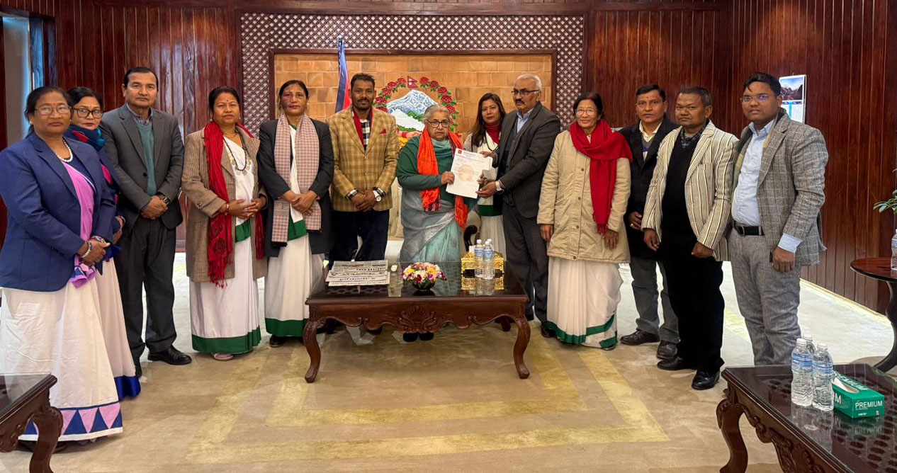 थारू कल्याणकारिणी सभाले प्रधानमन्त्रीलाई दियो माघीको निम्तो