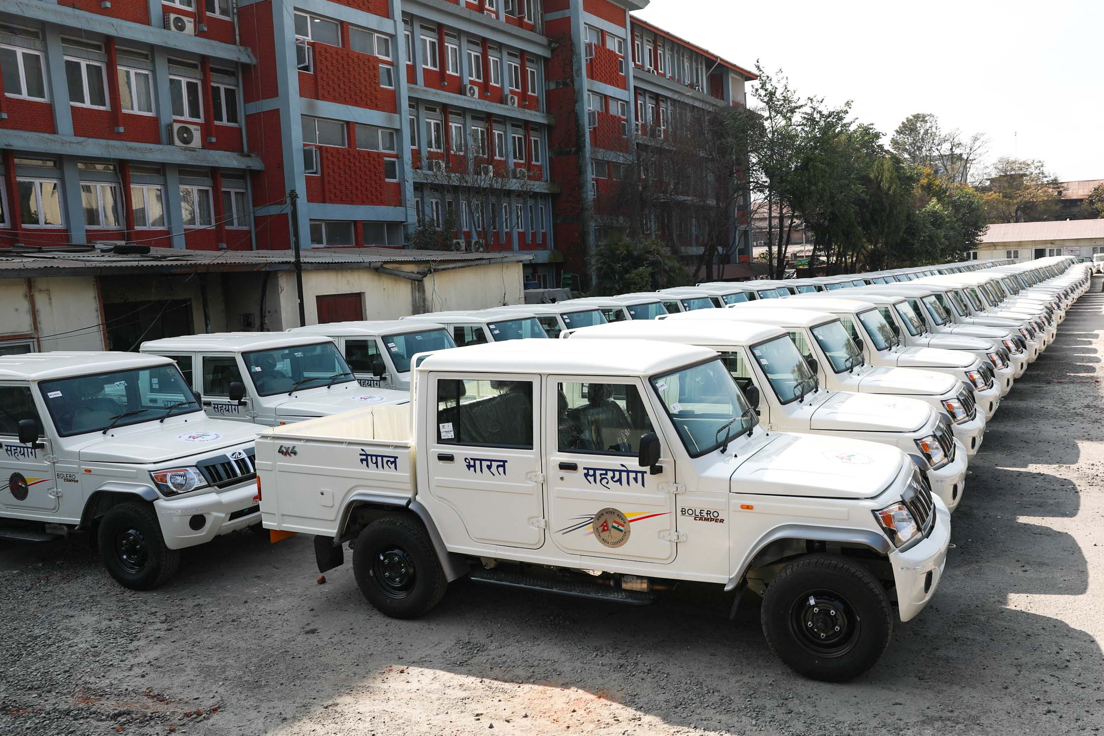 निर्वाचनलाई गाडी ‘गिफ्ट’ [१४ तस्बिर]