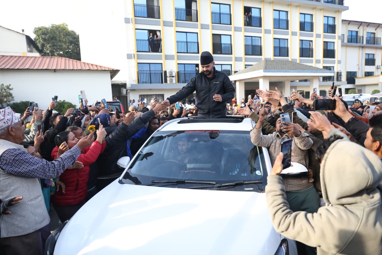 सुर्खेतमा बालेन, समर्थकको भीड (फोटोफिचर)