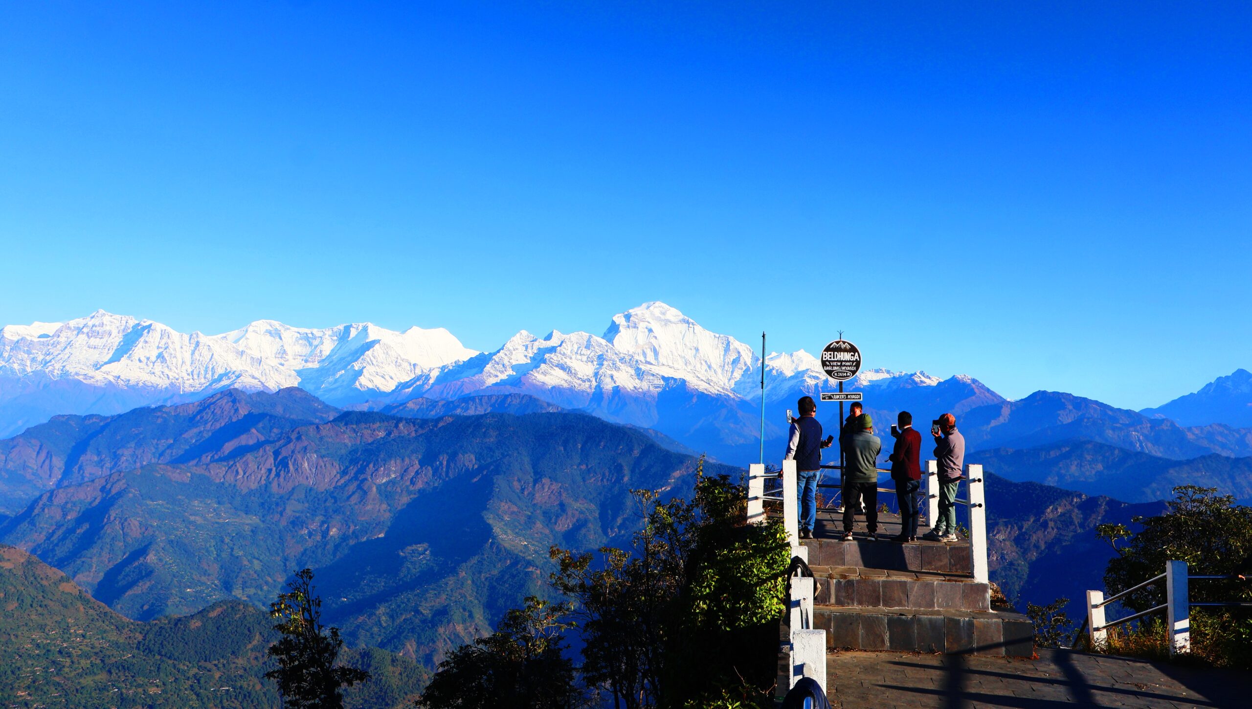 हिमाल हेर्न बेलढुङ्गामा पर्यटक