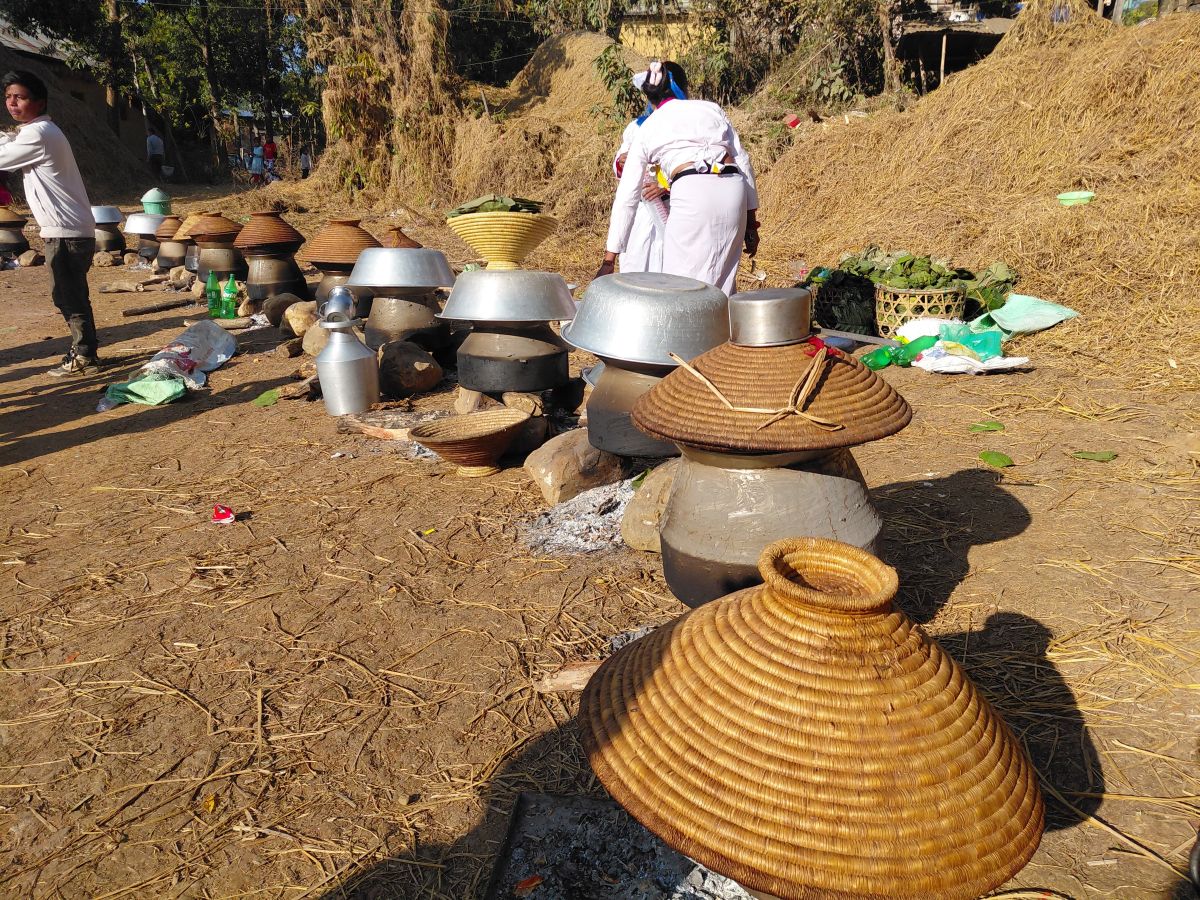 थारू समुदाय माघीका लागि ढिक्री बनाउन व्यस्त