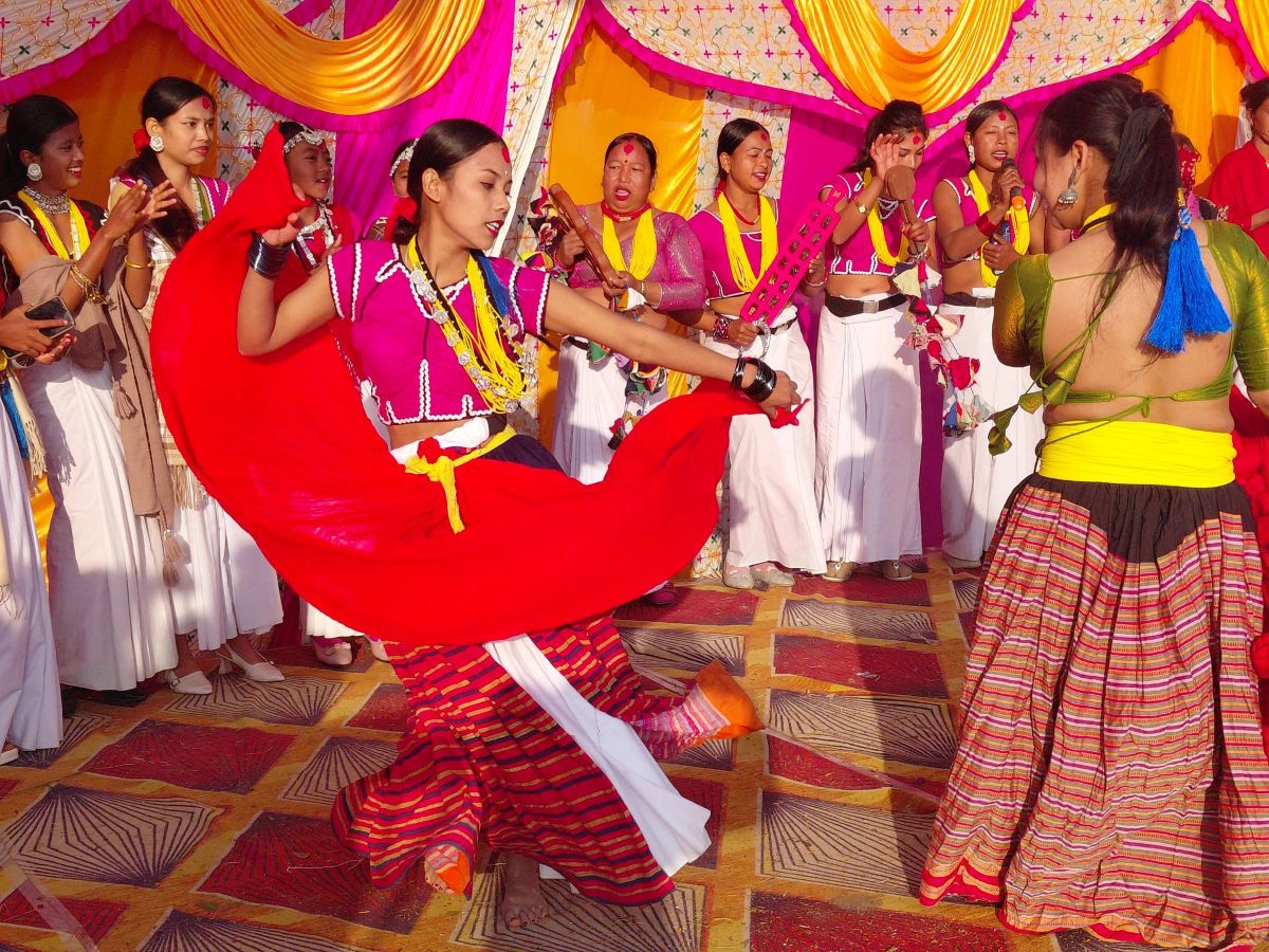 थारू समुदायको ‘ढुम्री’ नाच लोप हुँदै