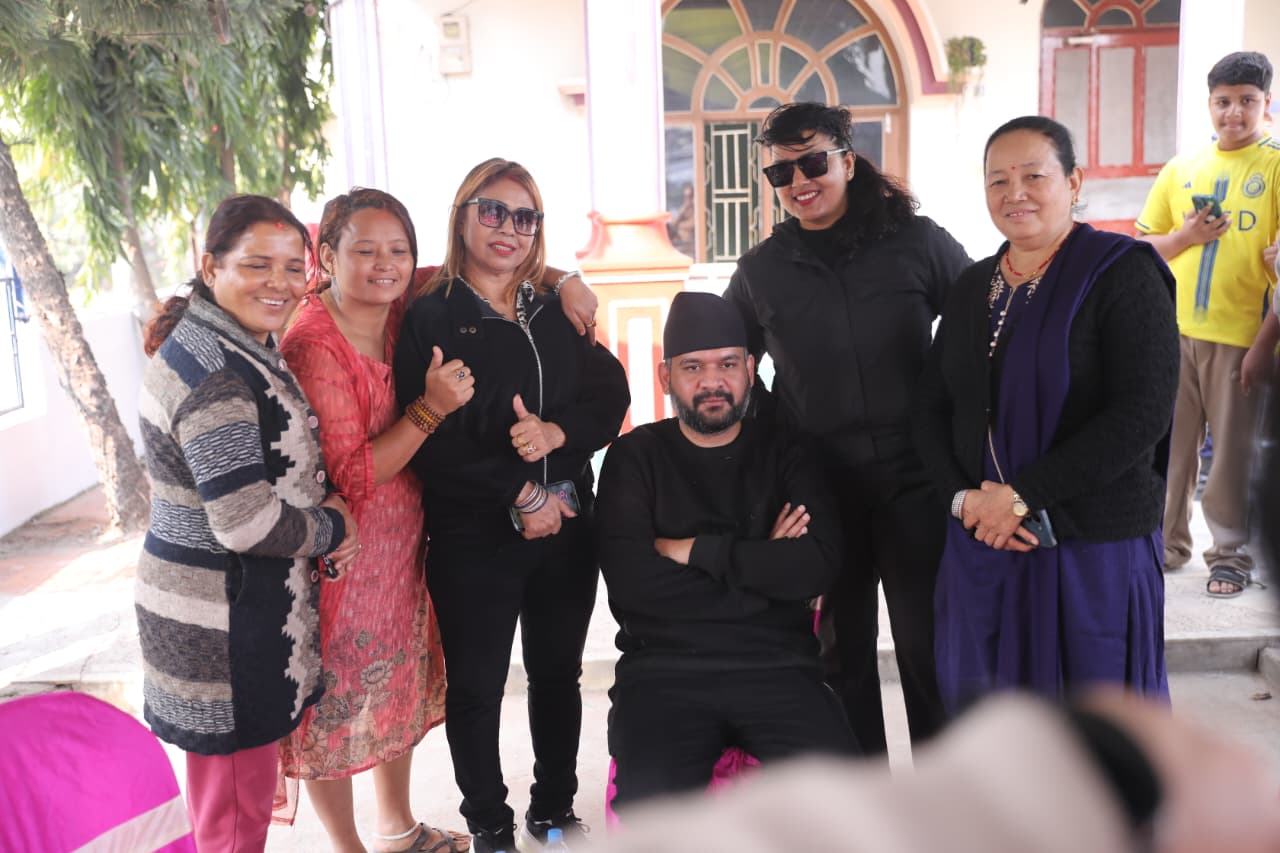 झापा–५ का मतदातासँग भलाकुसारीमा जुटे बालेन