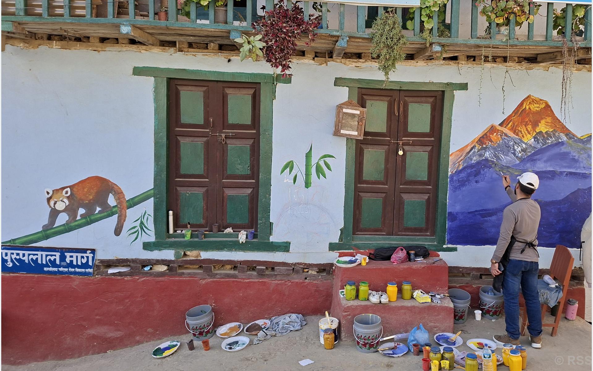 दिक्तेलमा चित्र बनाउँदै ललितकला क्याम्पसका विद्यार्थी