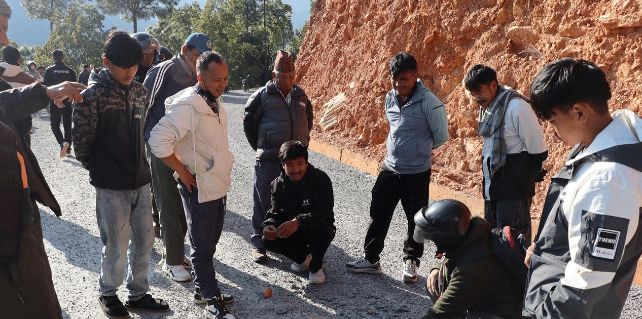 ‘बिटुमिन’ जम्न नपाउँदा कालोपत्र भएको सडक भत्कियो, सुधार गर्ने प्रतिबद्धता