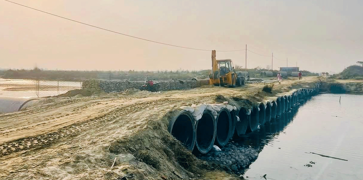 कमला नदीमा अस्थायी ‘डाइभर्सन’ ,चौध वर्षपछि पुल निर्माण अन्तिम चरणमा