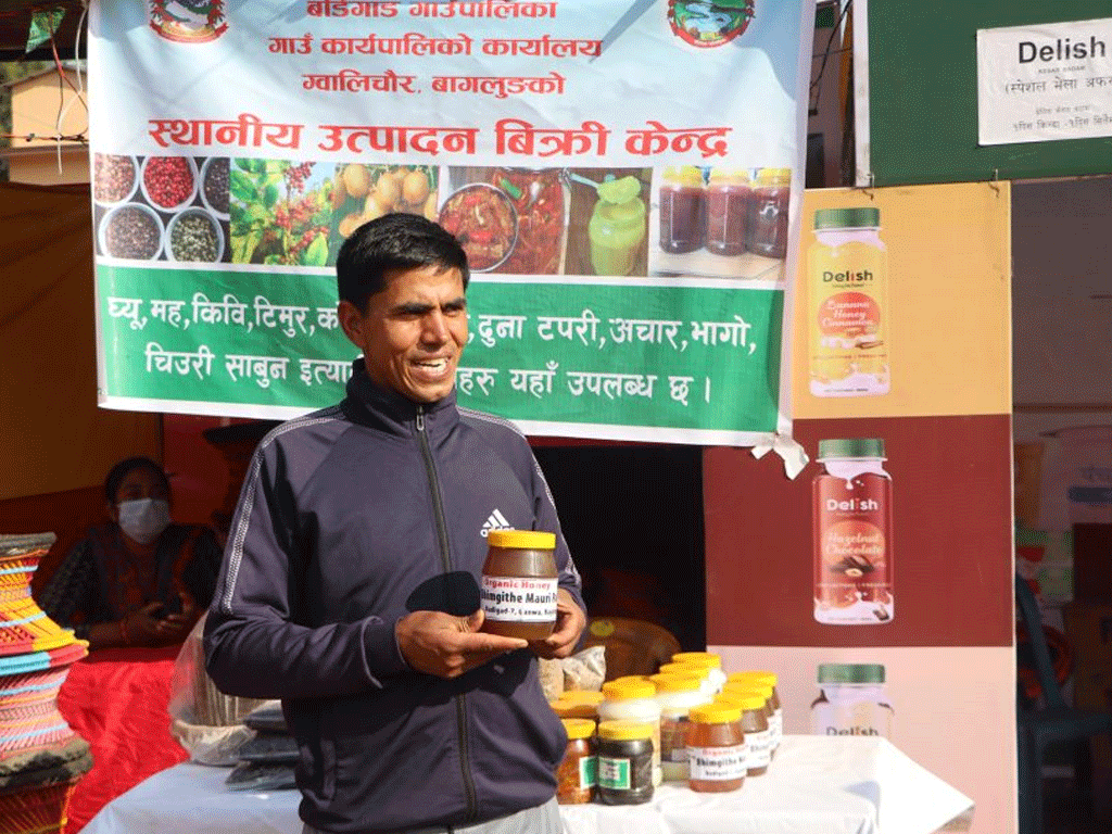 विदेशमा हन्डर खाएर गाउँ फर्किएका लोकबहादुरको मौरी मोह