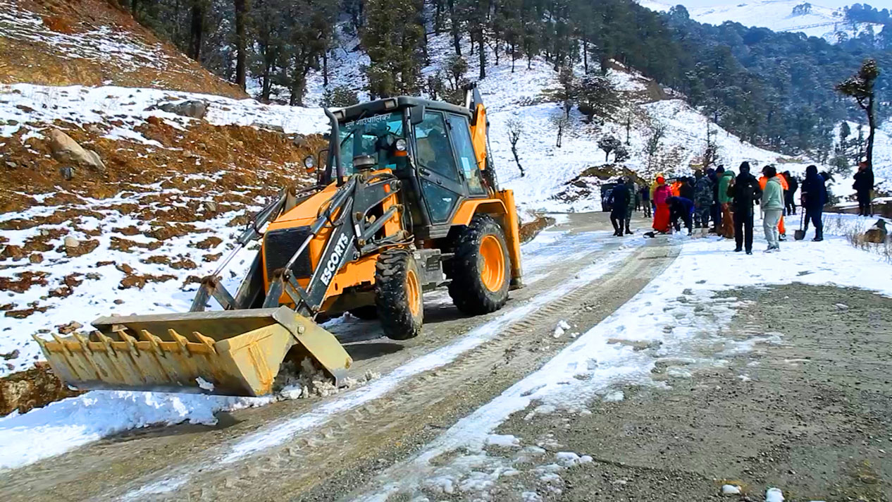 हिमपातले अवरुद्ध मध्यपहाडी लोकमार्ग सञ्चालन