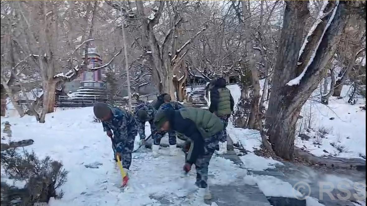 सशस्त्र प्रहरीले मुक्तिनाथ मन्दिरको हिउँ पन्छायो