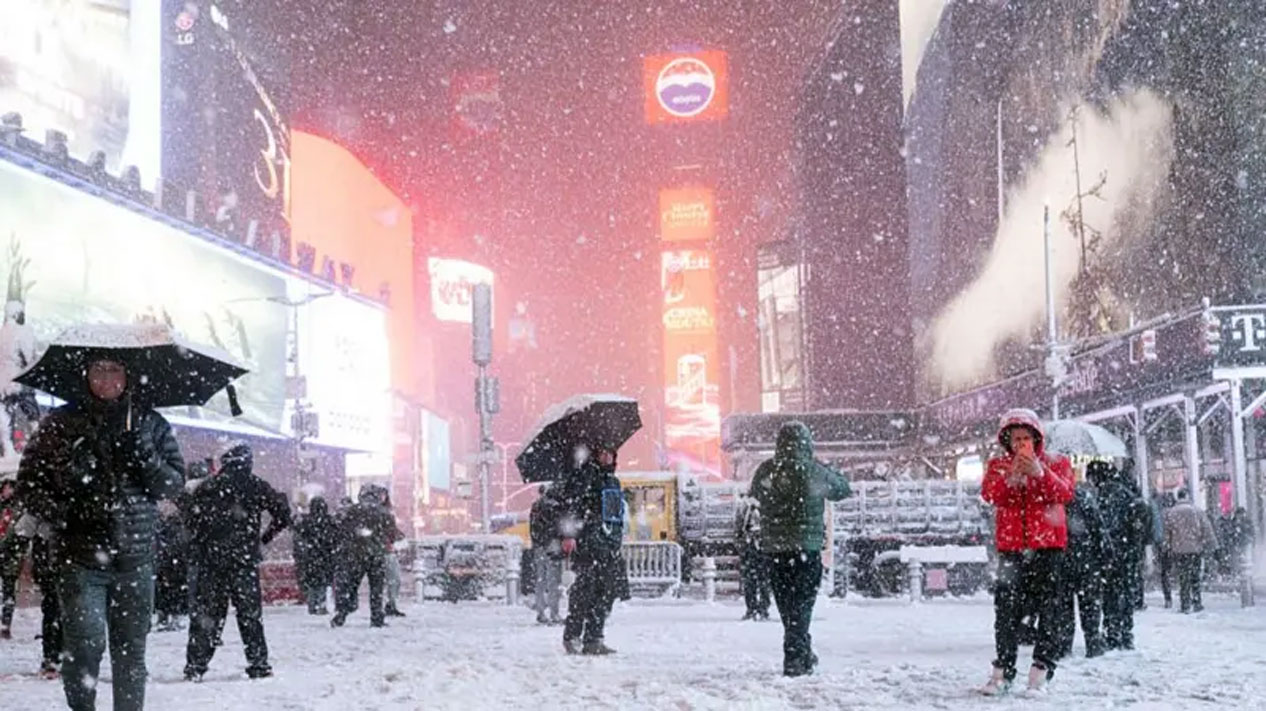 अमेरिकाका अधिकांश स्थानमा २२ इन्चसम्म हिउँ‚ पाँच हजारभन्दा बढी उडान रद्द